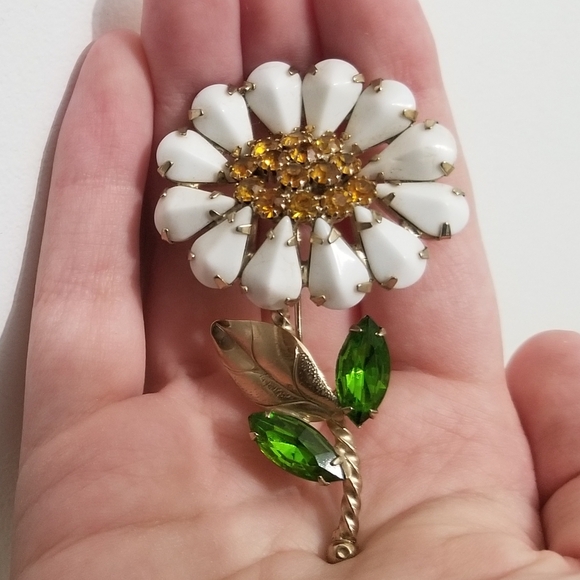Vtg unsigned milk glass & rhinestone daisy brooch, should be Weiss - Picture 8 of 13